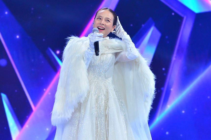 Tỷ phú Thái Lan "Madam Pang" khiến CĐV choáng ở chương trình "Ca sĩ mặt nạ" - Ảnh 1.