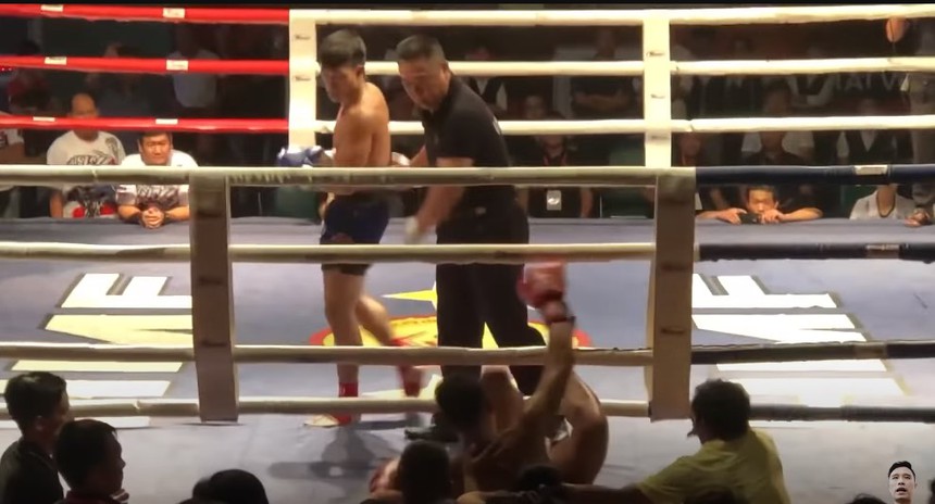 Nguyễn Trần Duy Nhất thắng mà không dùng hết sức, khiến võ sĩ Thái Lan ‘lên bờ xuống ruộng’, văng khỏi võ đài ở chính môn Muay Thái - Ảnh 4.