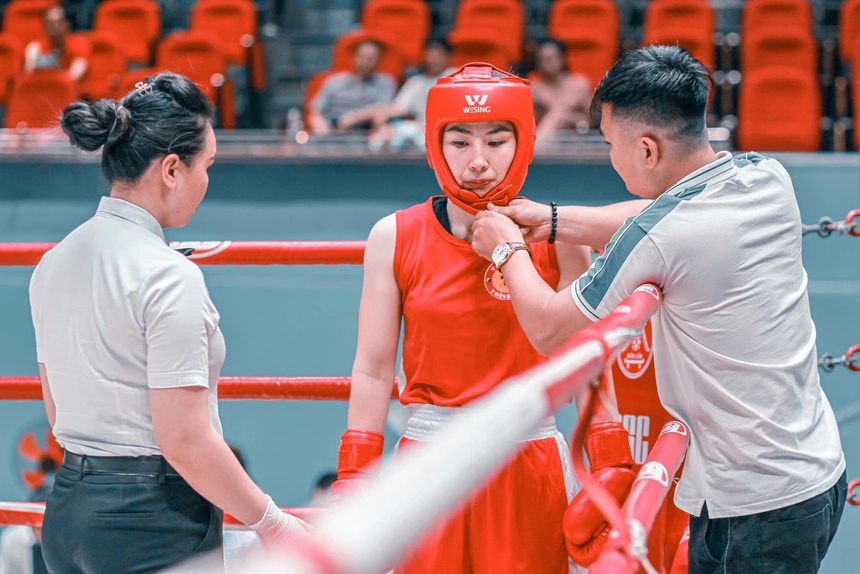'Hoa khôi' võ thuật giành HCĐ SEA Games 28 gần 10 năm vắng bóng bất ngờ tái xuất, ra mắt boxing chuyên nghiệp - Ảnh 10.