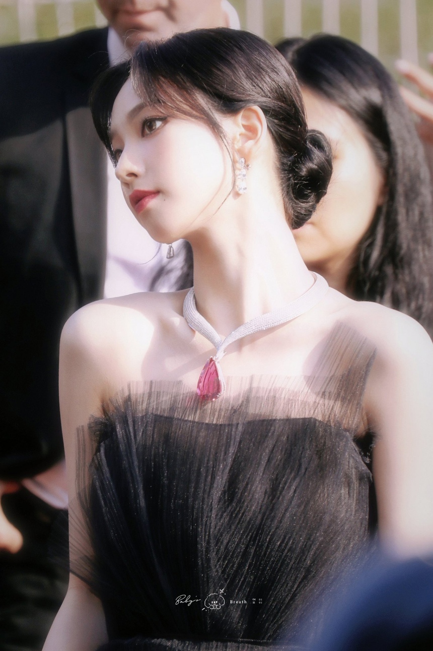 Karina của aespa lấp lánh tại LHP Cannes với món đồ trang sức được tài trợ đắt giá nhất - Ảnh 1.