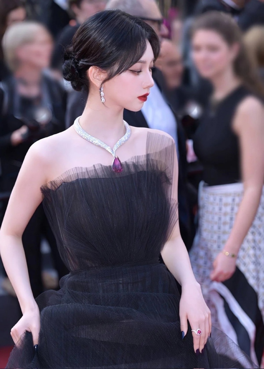 Karina của aespa lấp lánh tại LHP Cannes với món đồ trang sức được tài trợ đắt giá nhất - Ảnh 2.