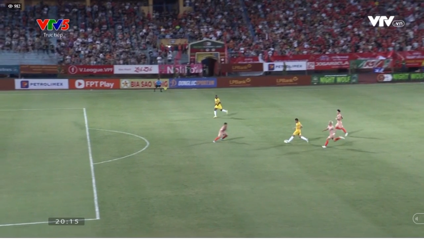 Văn Hậu hỏng 11m, Văn Đô ghi siêu phẩm, CAHN lội ngược dòng thành công trước SLNA, thắng trận thứ 4 liên tiếp tại V-League - Ảnh 3. Văn Hậu hỏng 11m, Văn Đô ghi siêu phẩm, CAHN lội ngược dòng thành công trước SLNA, thắng trận thứ 4 liên tiếp tại V-League - Ảnh 3.