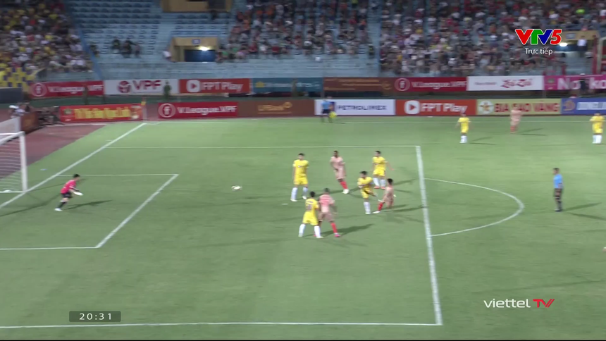 Văn Hậu hỏng 11m, Văn Đô ghi siêu phẩm, CAHN lội ngược dòng thành công trước SLNA, thắng trận thứ 4 liên tiếp tại V-League - Ảnh 4. Văn Hậu hỏng 11m, Văn Đô ghi siêu phẩm, CAHN lội ngược dòng thành công trước SLNA, thắng trận thứ 4 liên tiếp tại V-League - Ảnh 4.