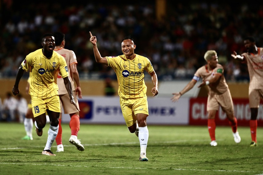 Văn Hậu tranh đá penalty với ngoại binh, CAHN nhận cái kết đắng trước SLNA - Ảnh 4.