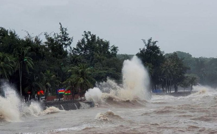 Khu vực giữa và Nam Biển Đông có gió giật cấp 7-8 - Ảnh 1.