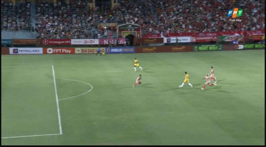 HLV SLNA và CAHN phản ứng khi trọng tài biên mắc sai lầm, từ chối bàn thắng gây tranh cãi - Ảnh 2. HLV SLNA và CAHN phản ứng khi trọng tài biên mắc sai lầm, từ chối bàn thắng gây tranh cãi - Ảnh 2.