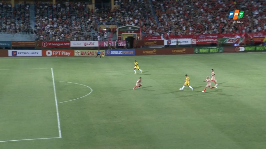 Rộ ảnh chế pha bắt việt vị của trọng tài khiến SLNA bị 'cướp trắng' bàn thắng - Ảnh 2.