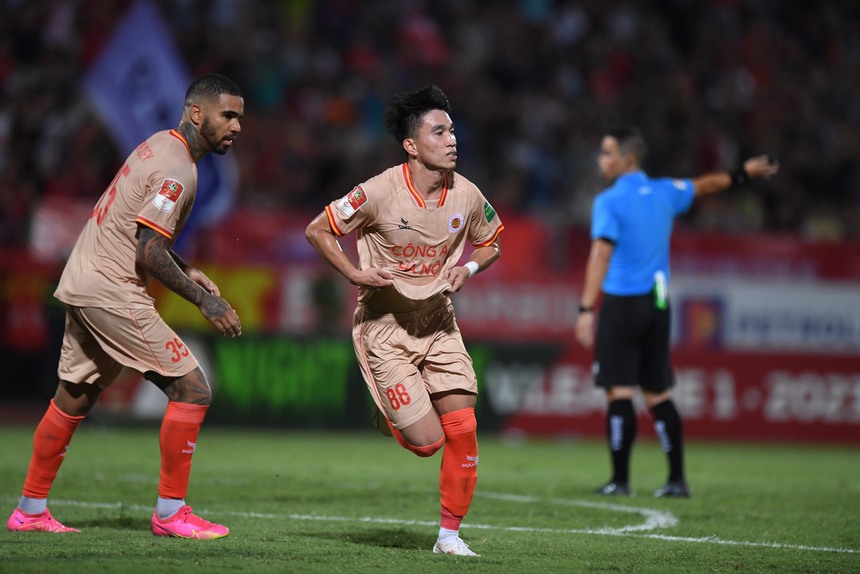 Lê Văn Đô lập 'siêu phẩm', cú volley thần sầu phá lưới SLNA - Ảnh 2. Lê Văn Đô lập 'siêu phẩm', cú volley thần sầu phá lưới SLNA - Ảnh 2.