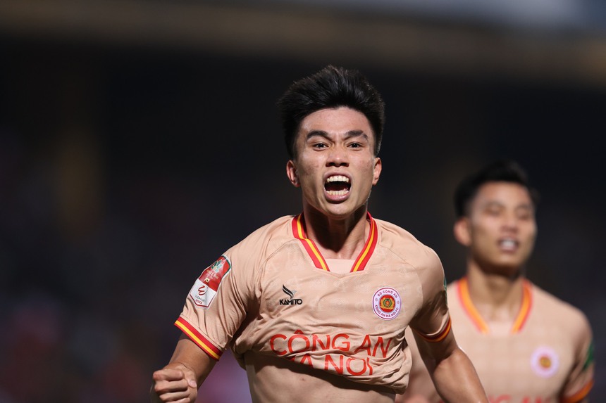 Văn Hậu hỏng 11m, Văn Đô ghi siêu phẩm, CAHN lội ngược dòng thành công trước SLNA, thắng trận thứ 4 liên tiếp tại V-League - Ảnh 5. Văn Hậu hỏng 11m, Văn Đô ghi siêu phẩm, CAHN lội ngược dòng thành công trước SLNA, thắng trận thứ 4 liên tiếp tại V-League - Ảnh 5.