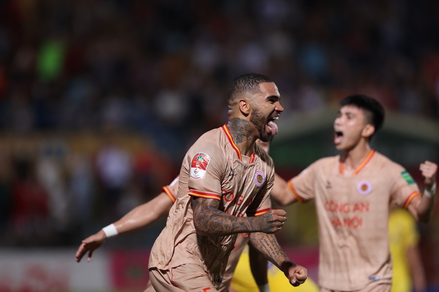 Văn Hậu hỏng 11m, Văn Đô ghi siêu phẩm, CAHN lội ngược dòng thành công trước SLNA, thắng trận thứ 4 liên tiếp tại V-League - Ảnh 8. Văn Hậu hỏng 11m, Văn Đô ghi siêu phẩm, CAHN lội ngược dòng thành công trước SLNA, thắng trận thứ 4 liên tiếp tại V-League - Ảnh 8.