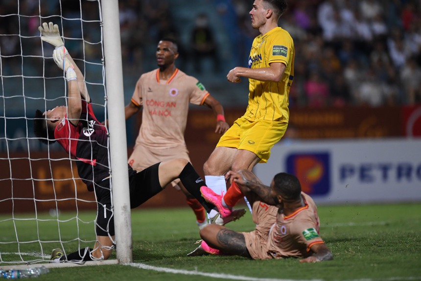 Văn Hậu hỏng 11m, Văn Đô ghi siêu phẩm, CAHN lội ngược dòng thành công trước SLNA, thắng trận thứ 4 liên tiếp tại V-League - Ảnh 6. Văn Hậu hỏng 11m, Văn Đô ghi siêu phẩm, CAHN lội ngược dòng thành công trước SLNA, thắng trận thứ 4 liên tiếp tại V-League - Ảnh 6.