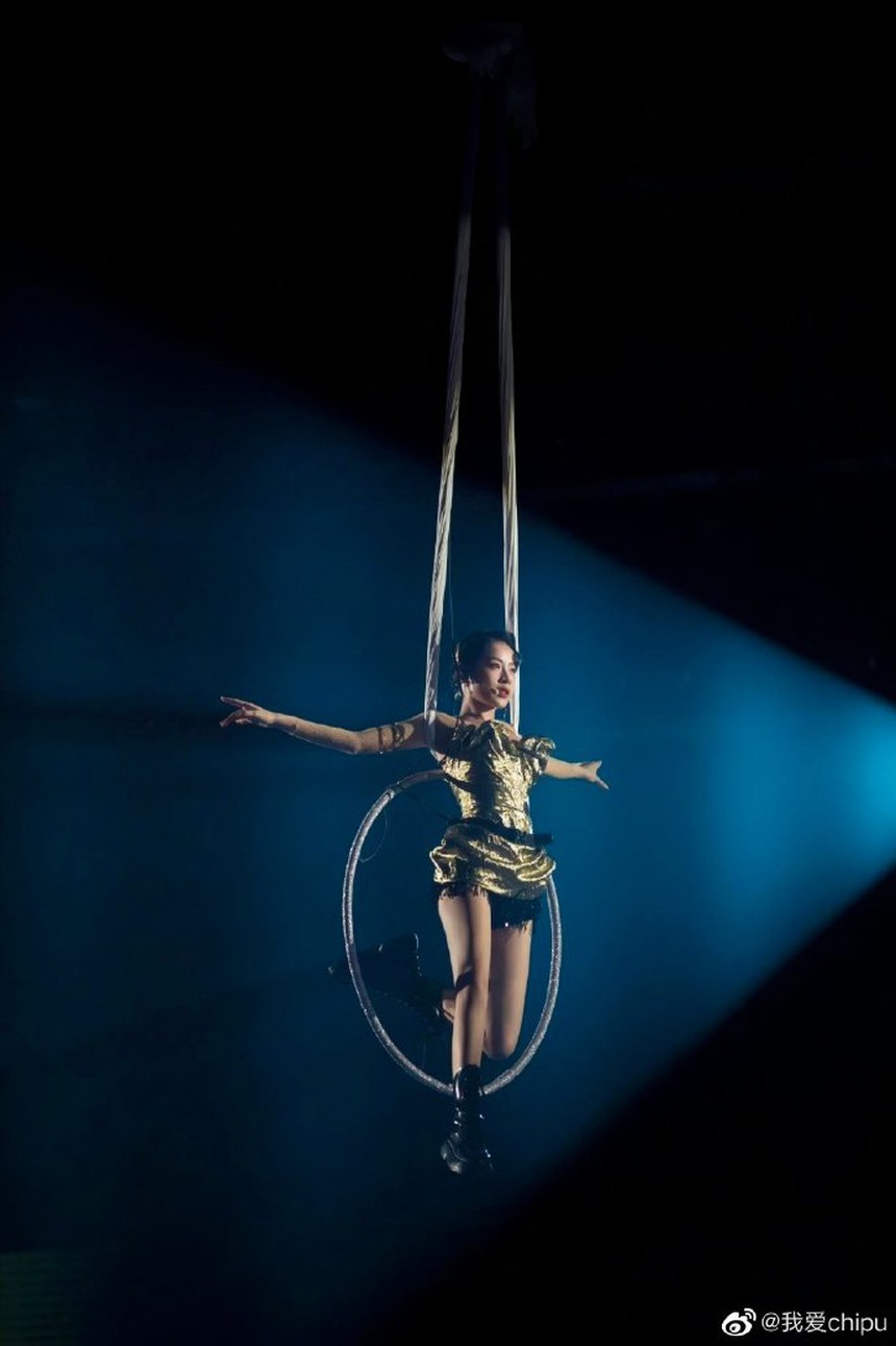 Chi Pu chơi lớn khi đu dây trên sân khấu rực lửa tại 'Đạp gió 2023' - Ảnh 2. Chi Pu chơi lớn khi đu dây trên sân khấu rực lửa tại 'Đạp gió 2023' - Ảnh 2.