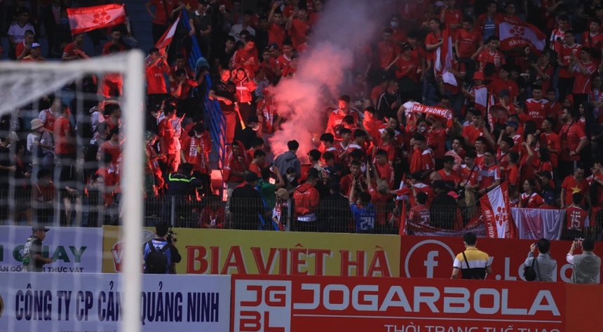 Bầu Hoàn lại ghi điểm khi kêu gọi CĐV Hải Phòng không đốt pháo sáng - Ảnh 3. Bầu Hoàn lại ghi điểm khi kêu gọi CĐV Hải Phòng không đốt pháo sáng - Ảnh 3.