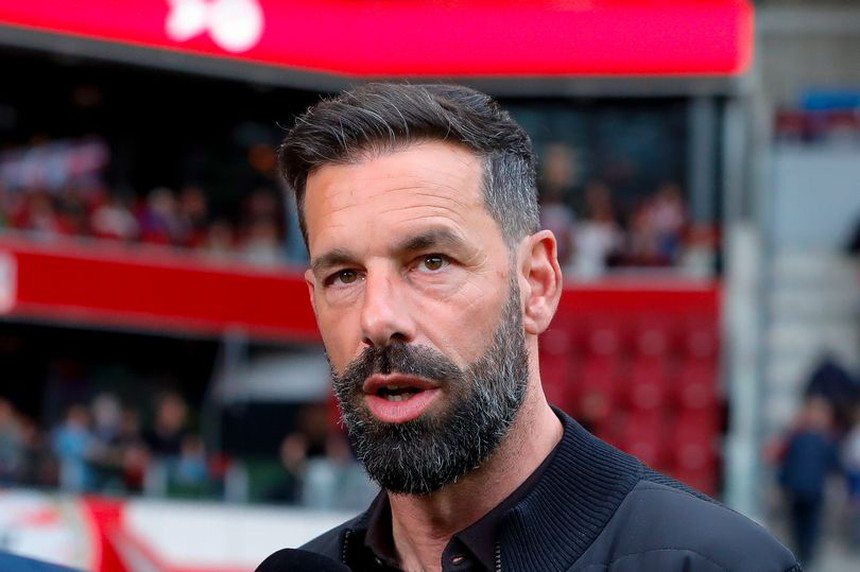 Van Nistelrooy từ chức HLV PSV Eindhoven