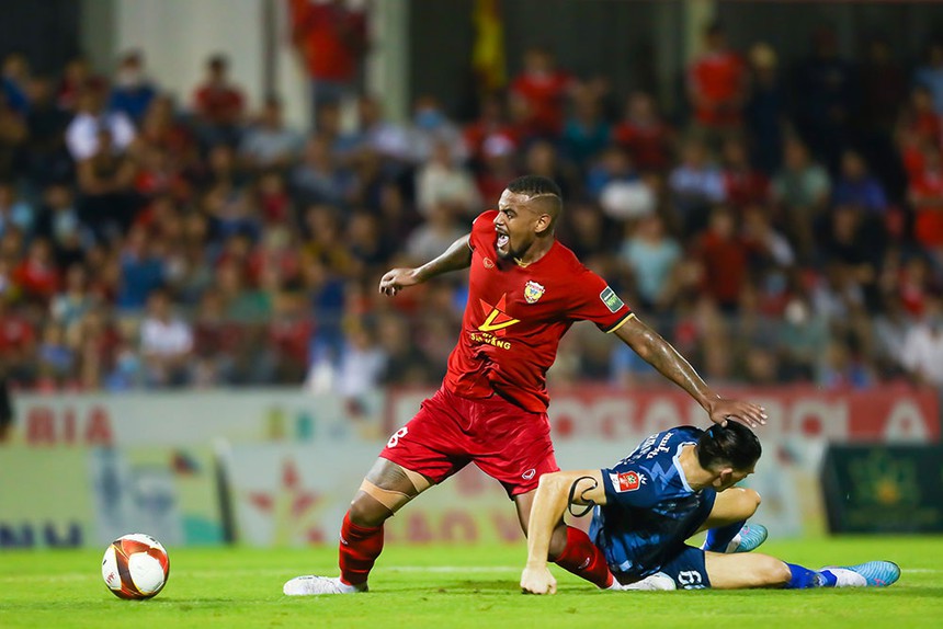 Thua 14 bàn/3 trận, "Chiến hạm đỏ" vẫn đắm với HLV Vũ Tiến Thành - Ảnh 3.