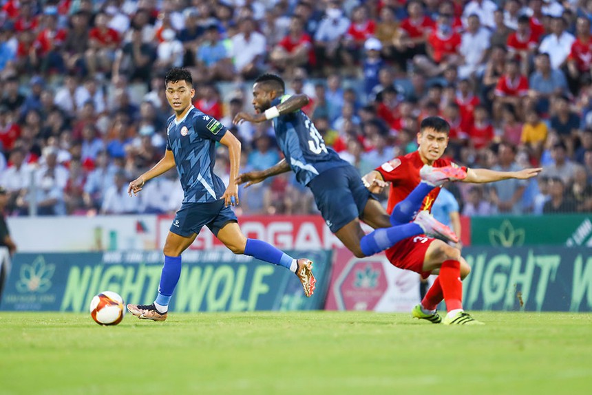 Thua 14 bàn/3 trận, "Chiến hạm đỏ" vẫn đắm với HLV Vũ Tiến Thành - Ảnh 1.