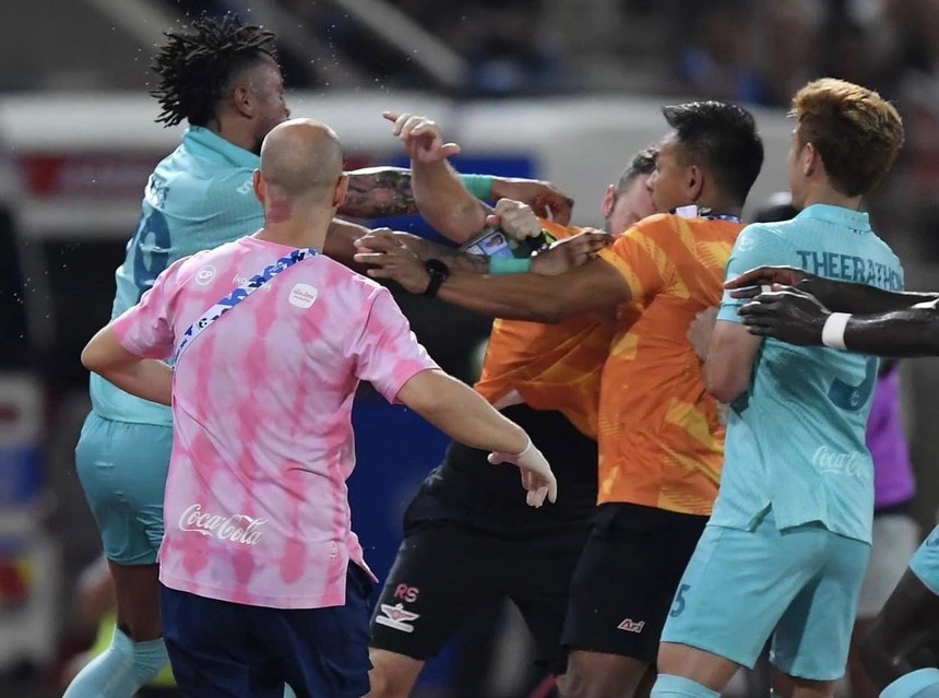 Biến căng ở bóng đá Thái Lan: Đồng đội của Bunmathan đấm vào mặt trợ lý CLB đối thủ và nhận ngay cái kết cực đắng - Ảnh 3.