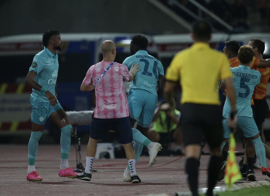 Biến căng ở bóng đá Thái Lan: Đồng đội của Bunmathan đấm vào mặt trợ lý CLB đối thủ và nhận ngay cái kết cực đắng - Ảnh 4.