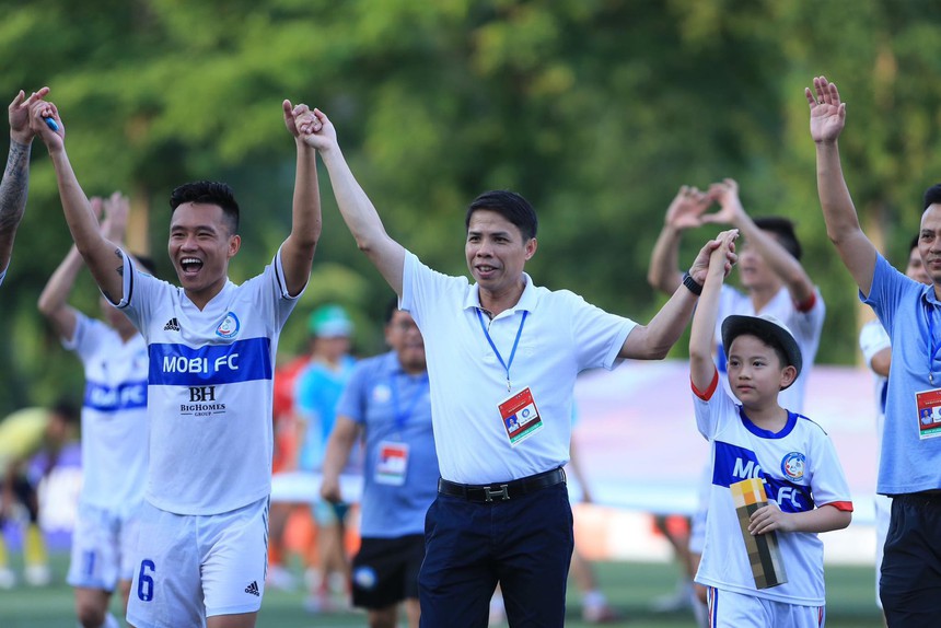 Siêu Cúp bóng đá 7 người quốc gia Bia Saigon 2023: Mobi FC thắng nghẹt thở Đạt Tín FC - Ảnh 6.