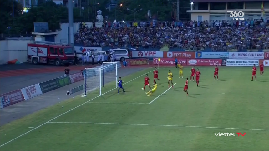 Ngoại binh tỏa sáng, Thanh Hóa lội ngược dòng kịch tính trước Viettel, củng cố ngôi đầu trên BXH V-League - Ảnh 1.