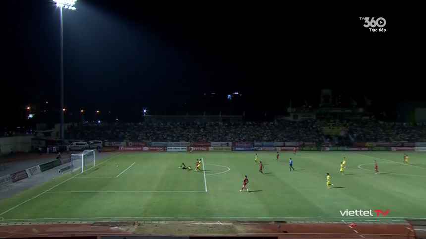 Ngoại binh tỏa sáng, Thanh Hóa lội ngược dòng kịch tính trước Viettel, củng cố ngôi đầu trên BXH V-League - Ảnh 3.