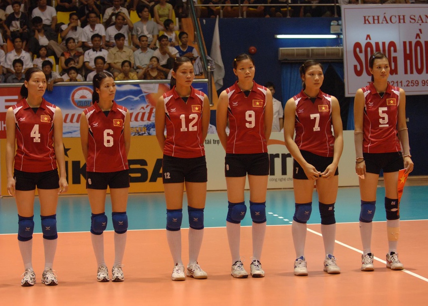 Đặng Thị Hồng (số 6) được coi là cây chuyền hai xuất sắc nhất lịch sử bóng chuyền nữ Việt Nam