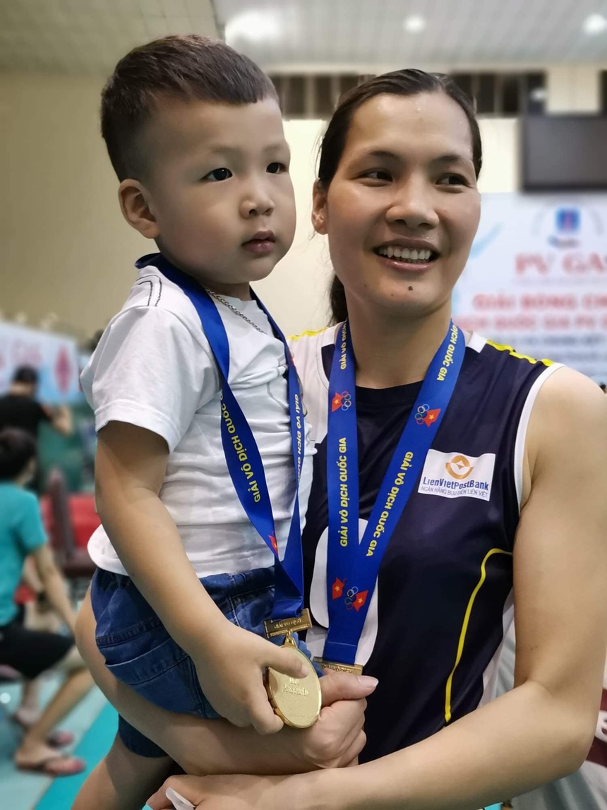 Thiếu tá quân đội, tượng đài đặc biệt nhất của bóng chuyền nữ Việt Nam, từ chủ công ‘nấm lùn’ thành ‘nữ hoàng ẵm cúp’ nhờ kỷ luật nhà binh và nghị lực phi thường, hạnh phúc viên mãn tuổi U40 - Ảnh 5. Thiếu tá quân đội, tượng đài đặc biệt nhất của bóng chuyền nữ Việt Nam, từ chủ công ‘nấm lùn’ thành ‘nữ hoàng ẵm cúp’ nhờ kỷ luật nhà binh và nghị lực phi thường, hạnh phúc viên mãn tuổi U40 - Ảnh 5.