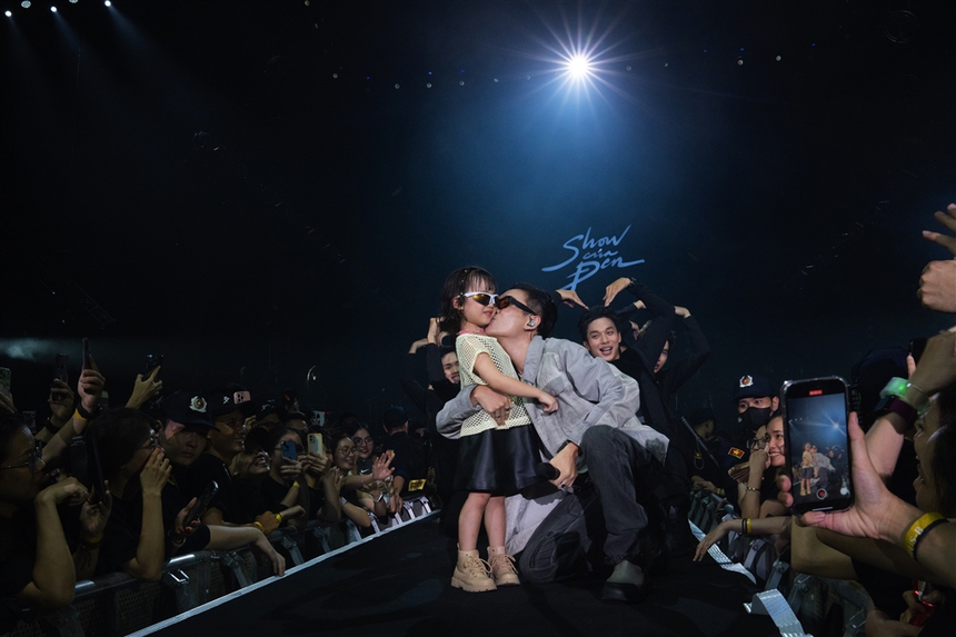 Bữa tiệc đa màu sắc trong 'Show của Đen' - Ảnh 8. Bữa tiệc đa màu sắc trong 'Show của Đen' - Ảnh 8.