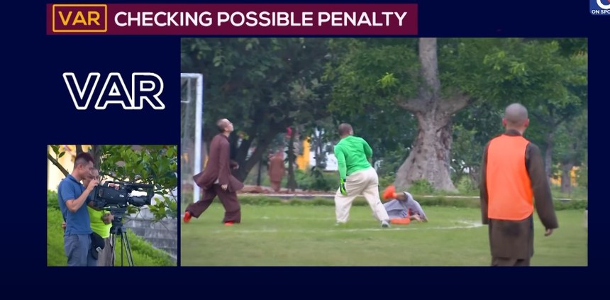 Các sư thầy Việt Nam thể hiện kỹ thuật đá bóng siêu đẳng như đội bóng Thiếu Lâm, check VAR như Ngoại hạng Anh khiến CĐV thán phục - Ảnh 4.