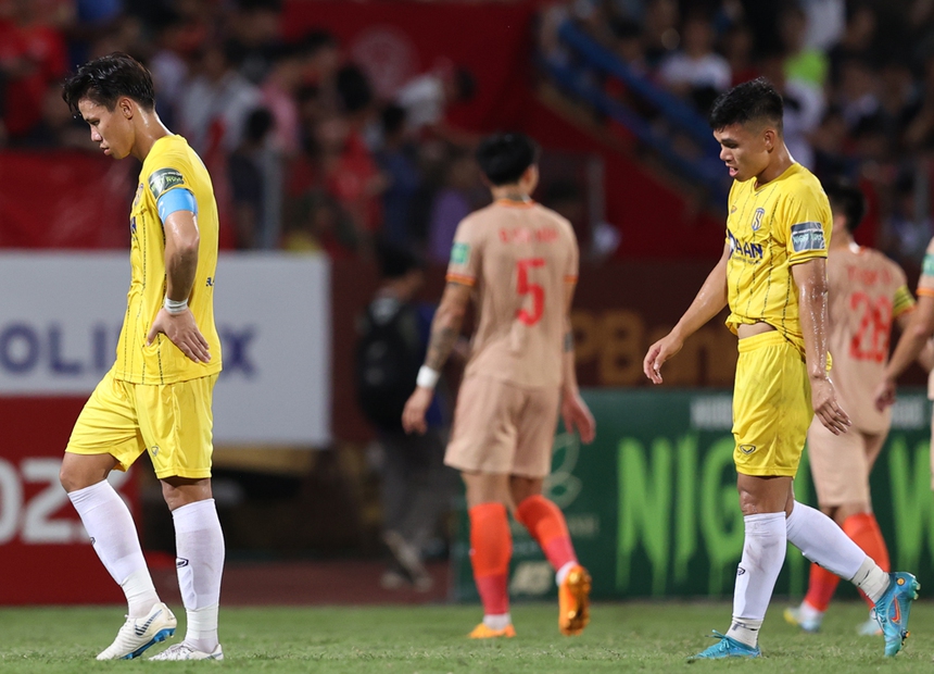 Bóng lăn trong tuần: Đen thì ngã ngửa cũng vỡ mũi - Ảnh 1.