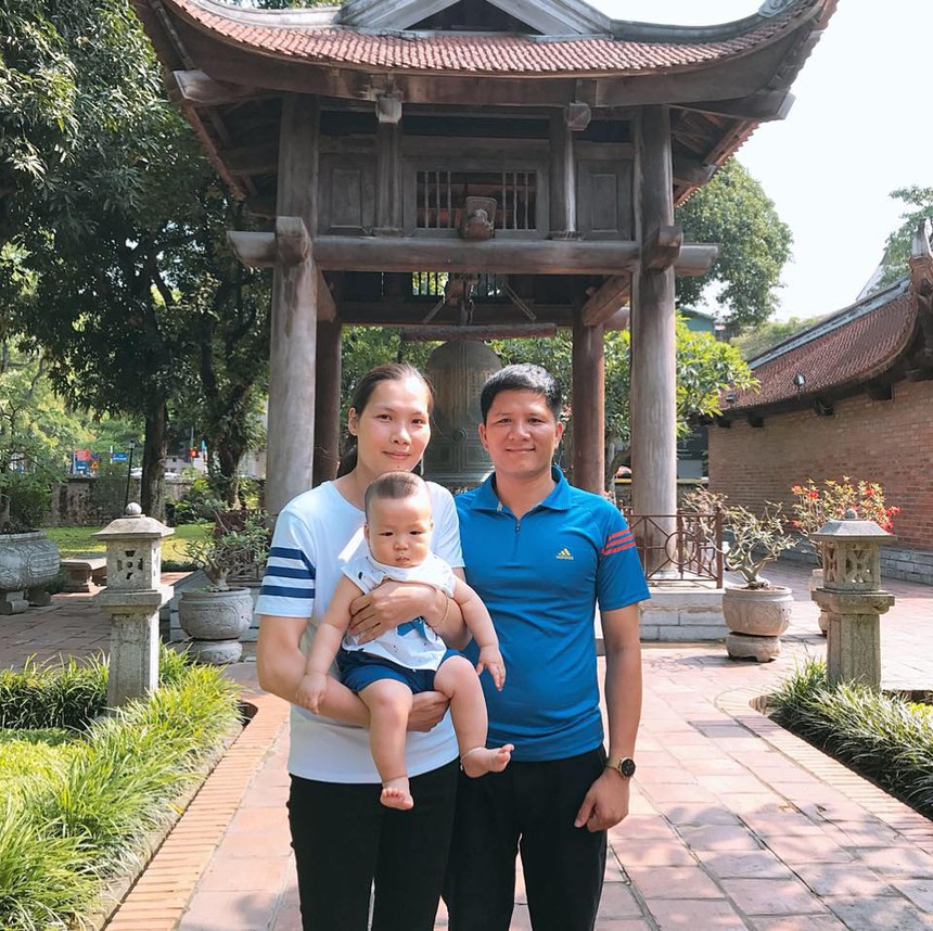 Vợ chồng Đỗ Thị Minh và con trai. Đỗ Thị Minh là thiếu tá còn chồng cô, Lê Đức, là đại úy quân đội Vợ chồng Đỗ Thị Minh và con trai. Đỗ Thị Minh là thiếu tá còn chồng cô, Lê Đức, là đại úy quân đội