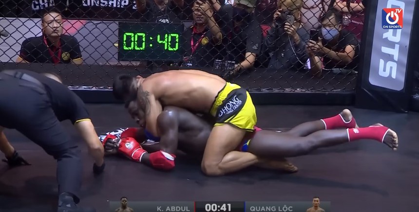 Được Johnny Trí Nguyễn chỉ dẫn, Quang Lộc hạ võ sĩ châu Phi bằng tuyệt kỹ và để lại hình ảnh cực đẹp sau trận khiến mọi người khen ngợi - Ảnh 4.