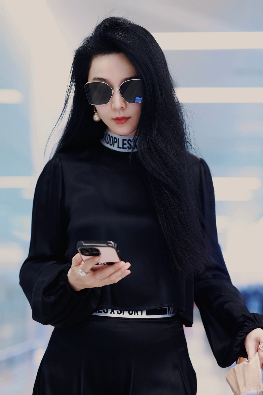 Phạm Băng Băng gây sốt với màn tháo khẩu trang tại sân bay: Visual tăng gấp 10 lần, cứ ngỡ đang chụp hình tạp chí - Ảnh 5. Phạm Băng Băng gây sốt với màn tháo khẩu trang tại sân bay: Visual tăng gấp 10 lần, cứ ngỡ đang chụp hình tạp chí - Ảnh 5.