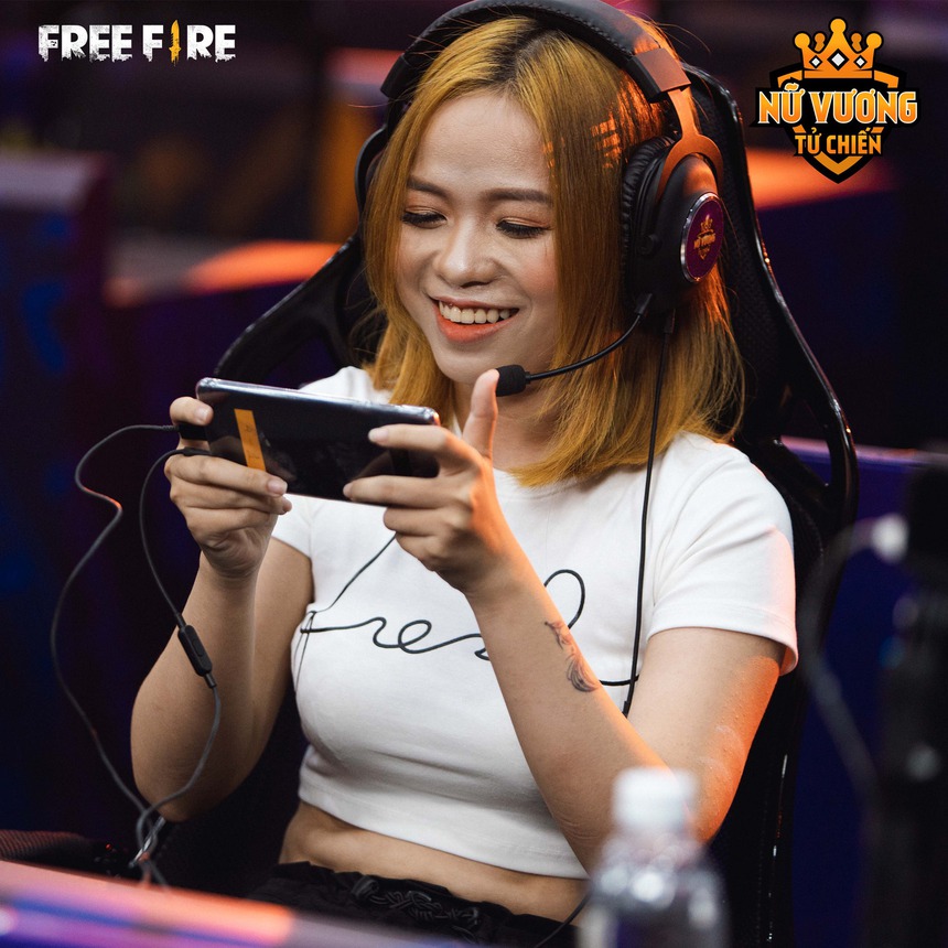 Nữ game thủ liên tục đăng ảnh 'nhức mắt', tự nhận mình là 'quái vật ba đầu' - Ảnh 1.