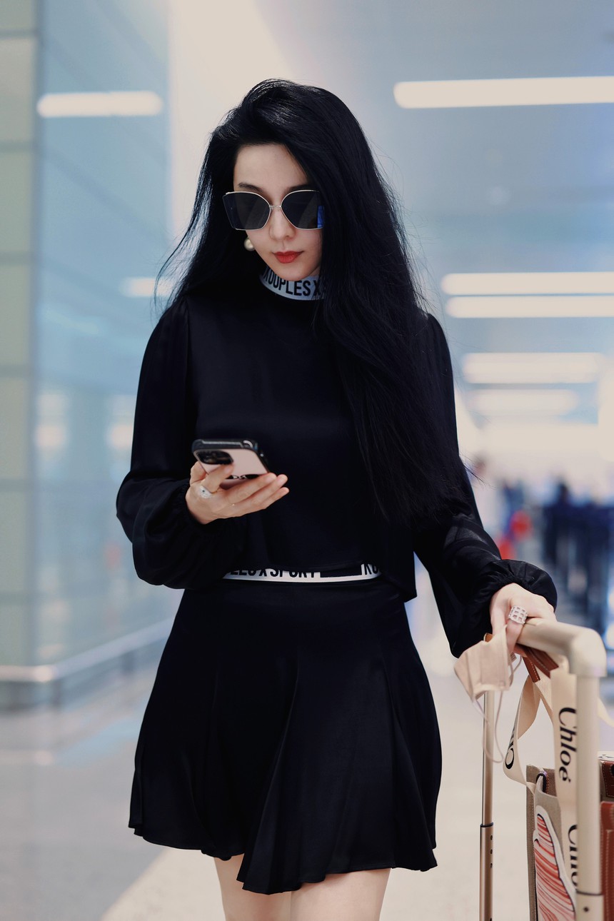 Phạm Băng Băng gây sốt với màn tháo khẩu trang tại sân bay: Visual tăng gấp 10 lần, cứ ngỡ đang chụp hình tạp chí - Ảnh 6. Phạm Băng Băng gây sốt với màn tháo khẩu trang tại sân bay: Visual tăng gấp 10 lần, cứ ngỡ đang chụp hình tạp chí - Ảnh 6.