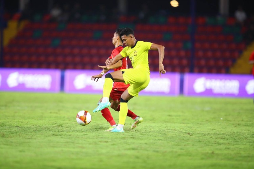 Được Lào “tặng” 2 bàn vì lỗi phản lưới đầy hớ hênh, Malaysia tạo mối đe doạ lớn cho U22 Việt Nam - Ảnh 3. Được Lào “tặng” 2 bàn vì lỗi phản lưới đầy hớ hênh, Malaysia tạo mối đe doạ lớn cho U22 Việt Nam - Ảnh 3.