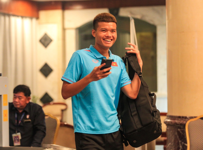 Văn Tùng cười tươi báo tin cho người thân sau chiến thắng, hotboy U22 Việt Nam chăm chú theo dõi trận đấu của U22 Lào - Ảnh 1.