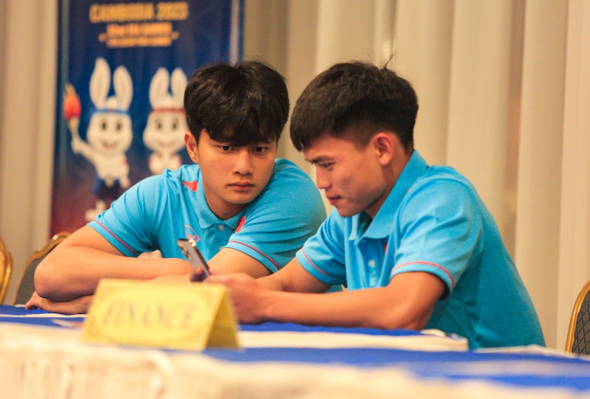 Văn Tùng cười tươi báo tin cho người thân sau chiến thắng, hotboy U22 Việt Nam chăm chú theo dõi trận đấu của U22 Lào - Ảnh 2.