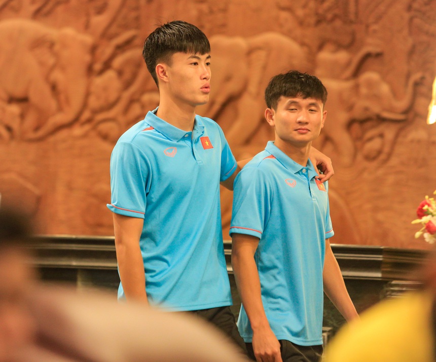 Văn Tùng cười tươi báo tin cho người thân sau chiến thắng, hotboy U22 Việt Nam chăm chú theo dõi trận đấu của U22 Lào - Ảnh 9.