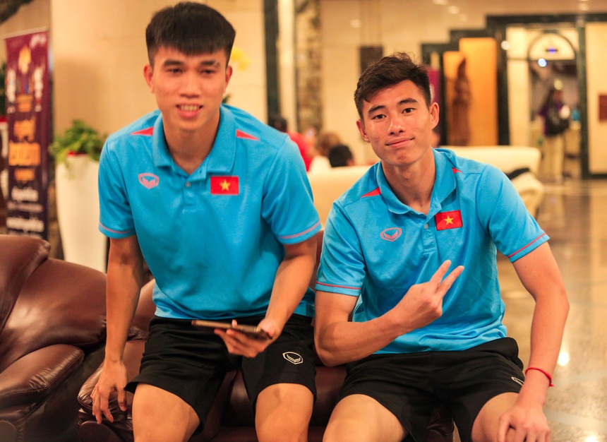 Văn Tùng cười tươi báo tin cho người thân sau chiến thắng, hotboy U22 Việt Nam chăm chú theo dõi trận đấu của U22 Lào - Ảnh 4.