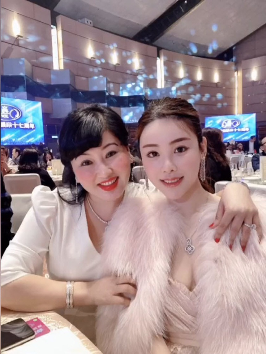 Ồn ào vụ Thái Thiên Phượng: Mẹ ruột khơi mào 'cuộc chiến' tranh tài sản, nói gì khi bị tố nghiện cờ bạc? - Ảnh 3.