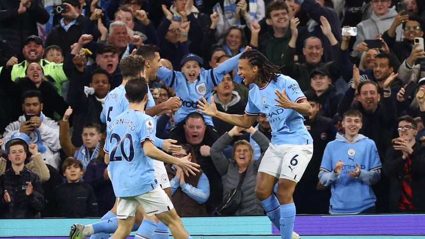 Erling Haaland đi vào lịch sử Premier League trong ngày Man City đòi lại ngôi đầu bảng từ Arsenal - Ảnh 3.