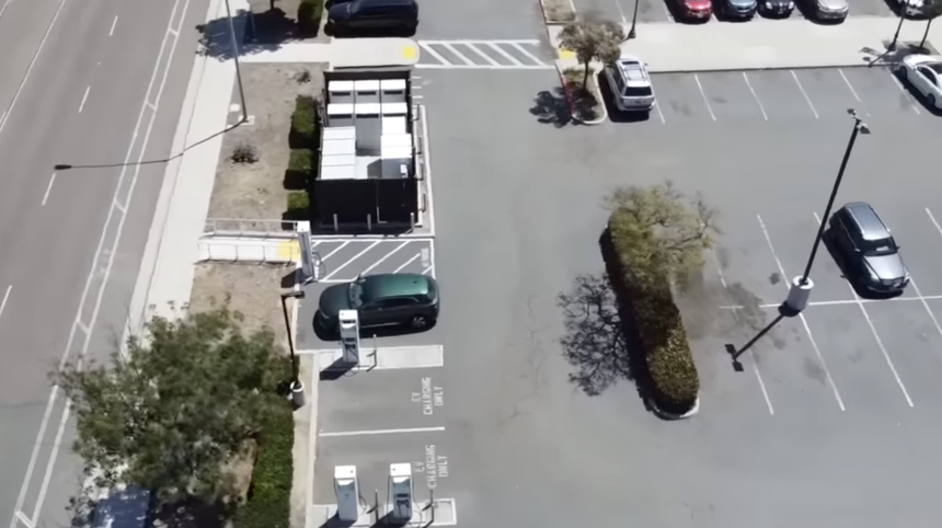 Chủ kênh YouTube giữ kỷ lục chạy xe VinFast VF8 xa nhất ở Mỹ: Muốn nhiều người Mỹ biết xe điện Việt Nam - Ảnh 6.