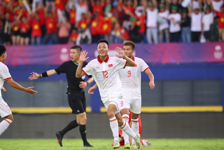 HLV Trần Công Minh: “Gánh nặng tâm lý của U22 Việt Nam phần nào được trút bỏ” - Ảnh 1. HLV Trần Công Minh: “Gánh nặng tâm lý của U22 Việt Nam phần nào được trút bỏ” - Ảnh 1.