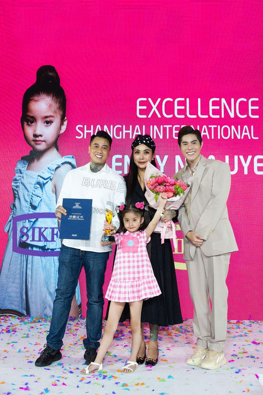 Emily Nhã Uyên đoạt giải 'Người mẫu nhí xuất sắc nhất' tại Thượng Hải - Ảnh 9. Emily Nhã Uyên đoạt giải 'Người mẫu nhí xuất sắc nhất' tại Thượng Hải - Ảnh 9.