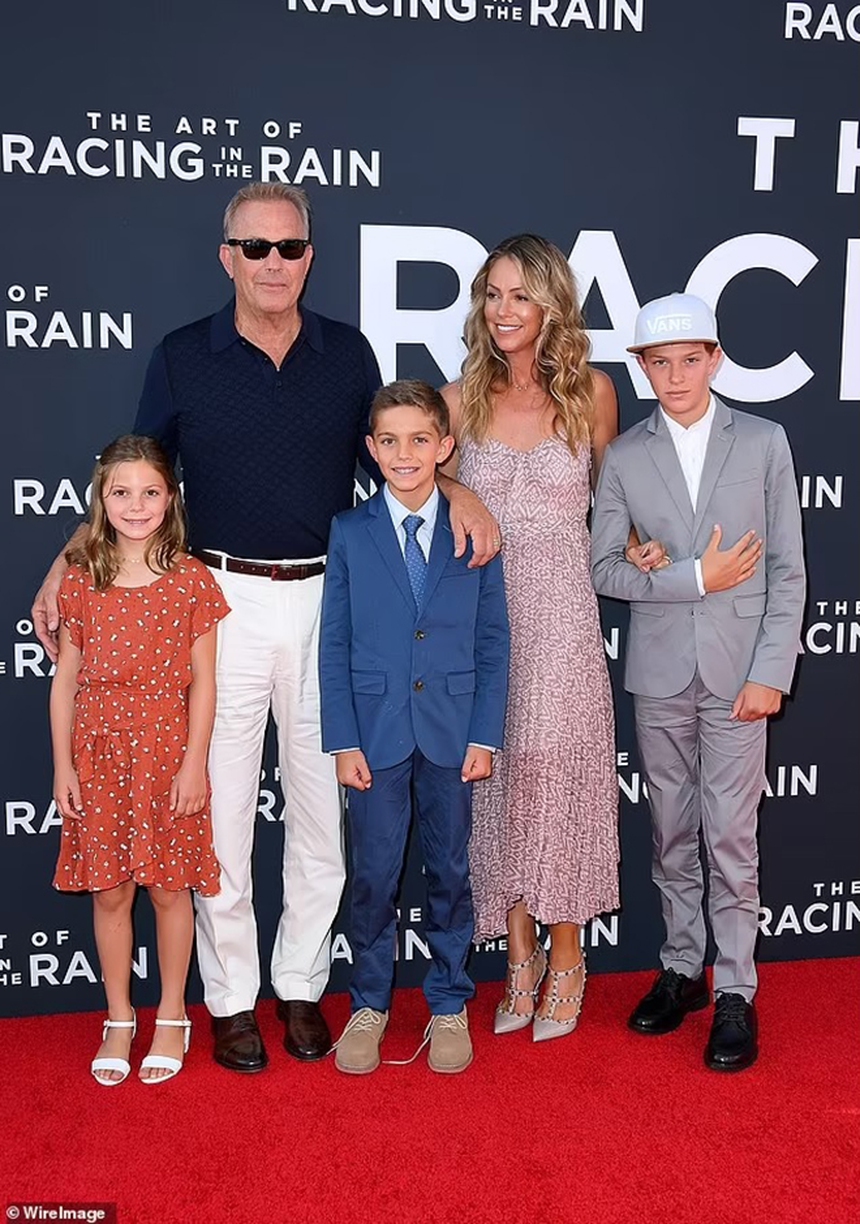 Kevin Costner & vợ thứ hai ly hôn sau 18 năm chung sống, lại lao vào cuộc chiến giành quyền nuôi con? - Ảnh 2.