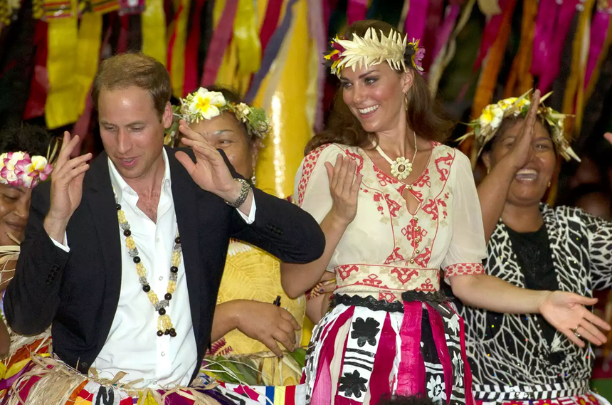 Kate “phá bỏ” truyền thống khi không đội vương miện vào lễ đăng quang? - Ảnh 2. Kate “phá bỏ” truyền thống khi không đội vương miện vào lễ đăng quang? - Ảnh 2.