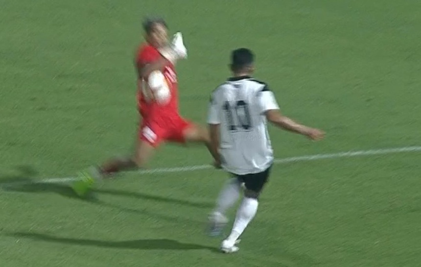 Cầu thủ Singapore vào bóng thô bạo bằng gầm giày với Tuấn Tài nhưng không phải nhận thẻ  - Ảnh 3.