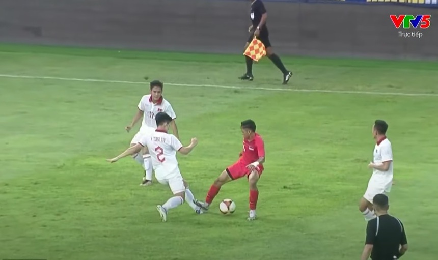 Cầu thủ Singapore vào bóng thô bạo bằng gầm giày với Tuấn Tài nhưng không phải nhận thẻ  - Ảnh 2.