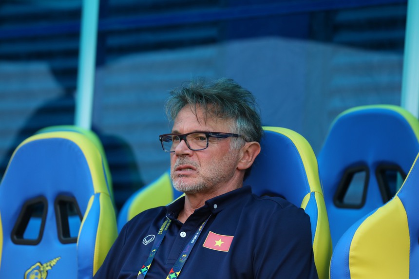 Nhưng HLV Phillippe Troussier có nhiều lí do phải lo lắng. Ảnh: Hoàng Linh